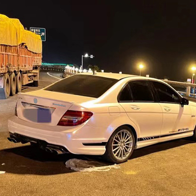 벤츠 C 클래스 W204를 C63 LED 후방 꼬리 라이트와 함께 향상시킵니다.